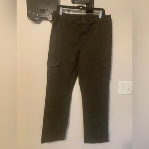 New Well Worn Green Woman’s Straight-Leg Cargo Pants. Size 14/34
